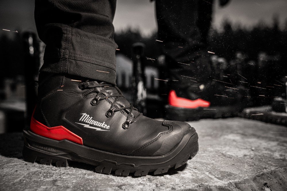 MILWAUKEE®, marque de référence dans l’outillage professionnel, enrichit son offre en Équipement de Protection Individuelle avec le lancement de sa nouvelle gamme de chaussures de sécurité ARMOURTRED