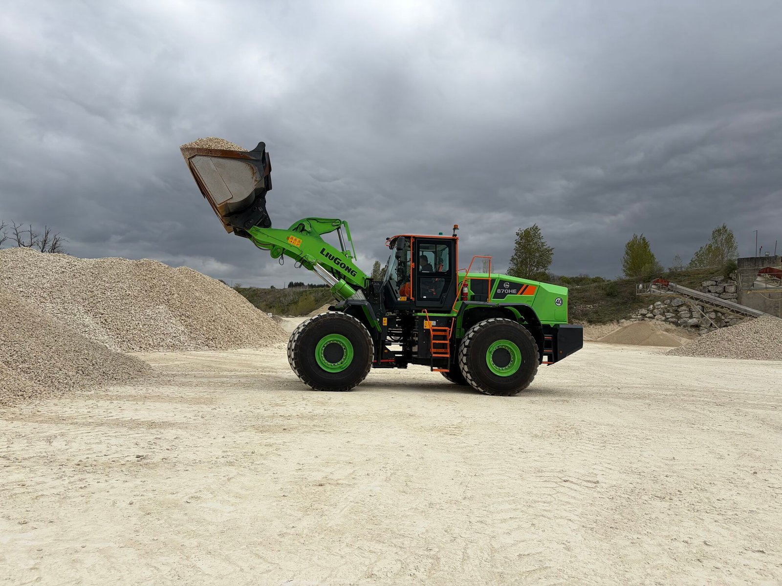 La nouvelle chargeuse sur pneus électrique LiuGong 870HE chez CARRERE S.A.S à Homps, dans le Gers. Crédit : Liugong