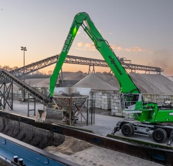 La Sennebogen 850M Serie G Hybrid, offre une solution à très haut potentiel pour les opérations de chargement / déchargement sur ports grâce à sa capacité de levage jusqu’à 68.5T et une portée maximale de 21m.