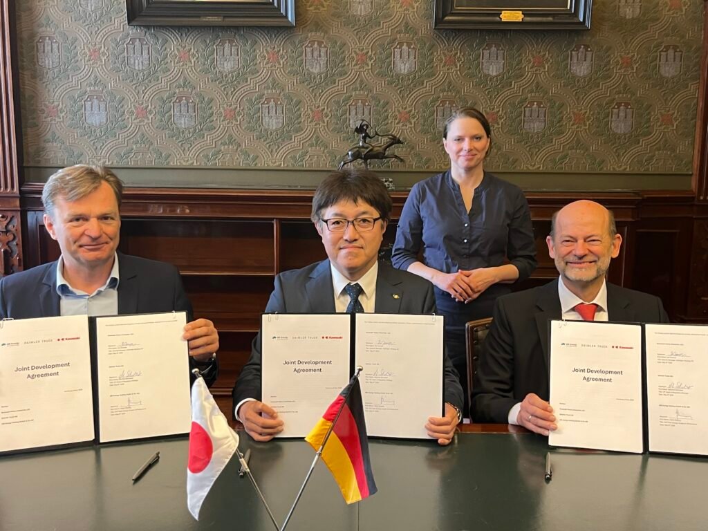 Sur la photo, de gauche à droite : Volker Ebeling (MB Energy), Kei Nomura (KHI), Dr. Manfred Schuckert (Daimler Truck) ; En arrière-plan : la sénatrice Dr. Melanie Leonhard, présidente du ministère de l’Économie, du Travail et de l’Innovation de Hambourg.
