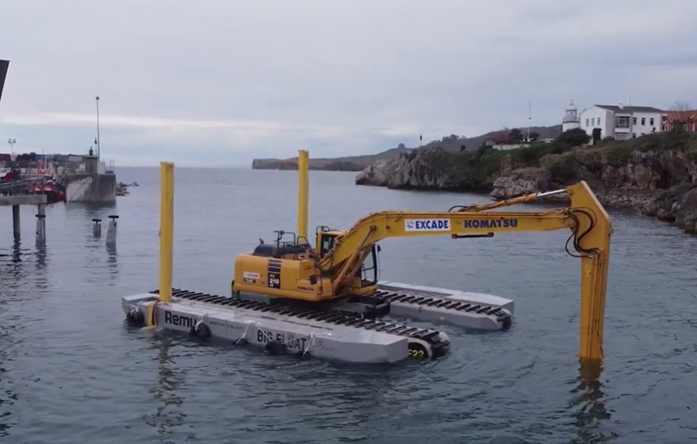 Espagne : une pelle amphibie Big Float rétablit l’accès au port de Llanes