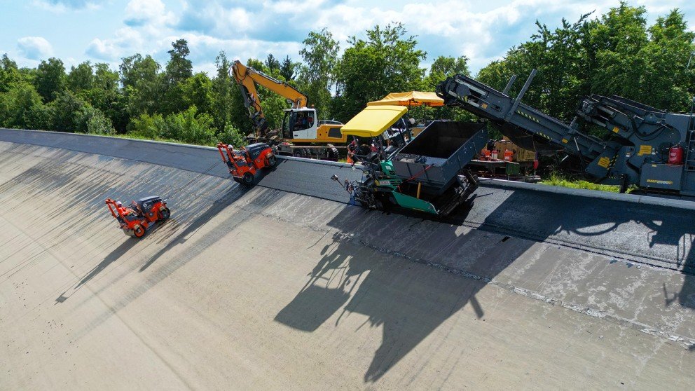 Des compacteurs Hamm sur l’extension du réservoir de Rabenleite