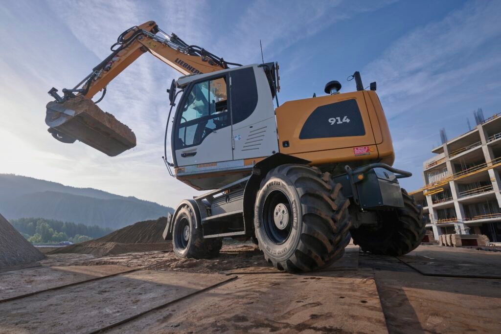 Apollo Tyres lance le pneu de flottaison AWE 733 pour pelles