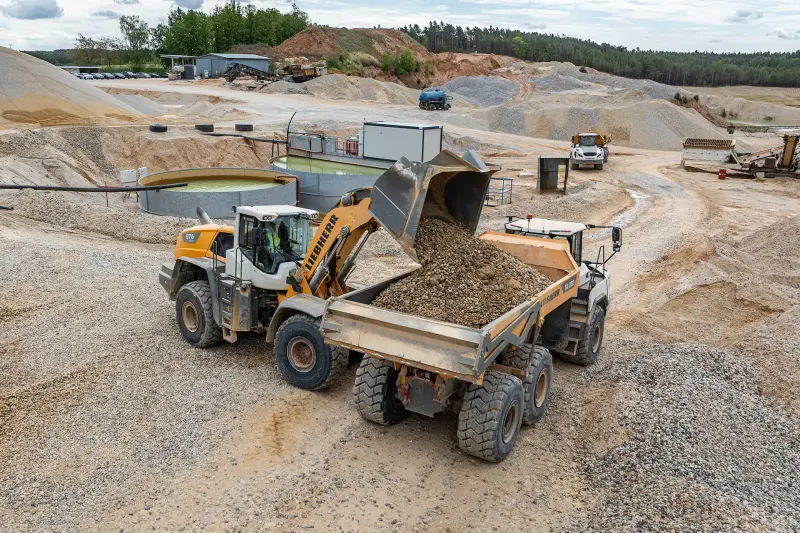 Deux L 576, deux TA 230 : Liebherr sort l’artillerie lourde en Tchéquie
