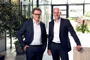 Michael Grünewald (à gauche) prend sa retraite à l’issue de 37 ans de carrière chez Bomag. Marc Kuntz (à droite) prendra ses fonctions d’Executive Vice President & Chief Sales Officer (CSO) au 1er septembre 2026.