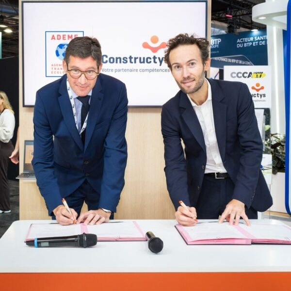 Christophe Possémé (à gauche), Président de Constructys, a signé une convention de partenariat avec Baptiste Périssin Fabert (à droite), Directeur général délégué de l'ADEME
